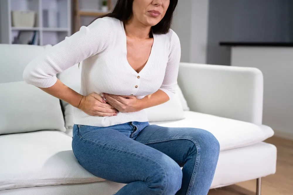 A máj a has jobb felső részén található, ezért a fájdalom többnyire a jobb bordaív alatt, a mellkas alsó részén jelentkezik