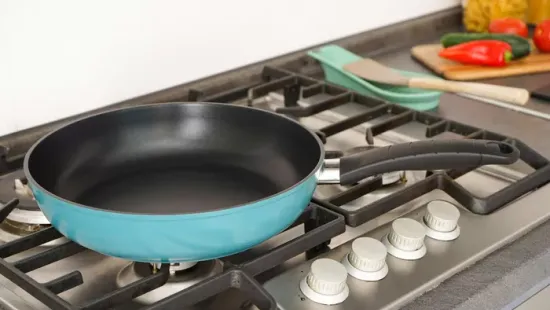 Teflonedények: nagy baj lehet belőle, ha így tárolod őket