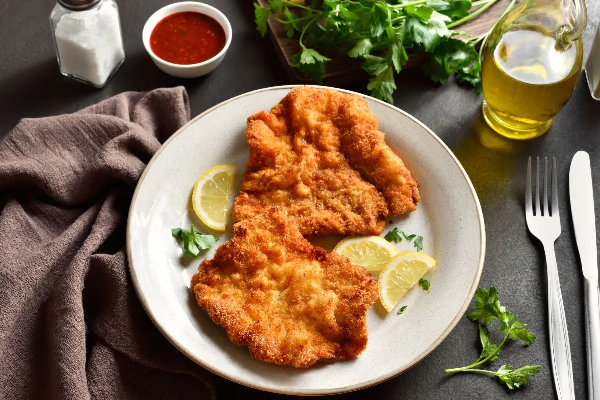 A panírba kevert szódabikarbóna még finomabbá teszi a rántott húst