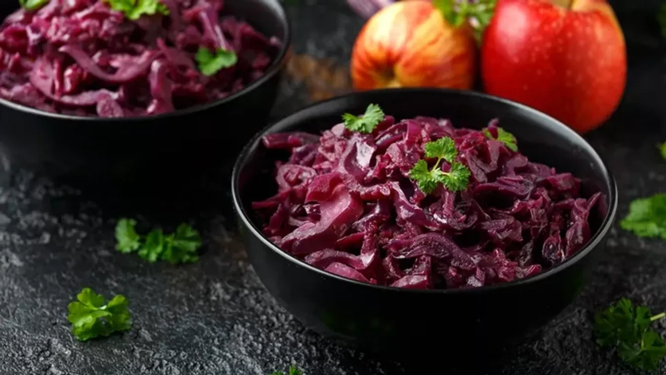 Párolt lila káposzta almával