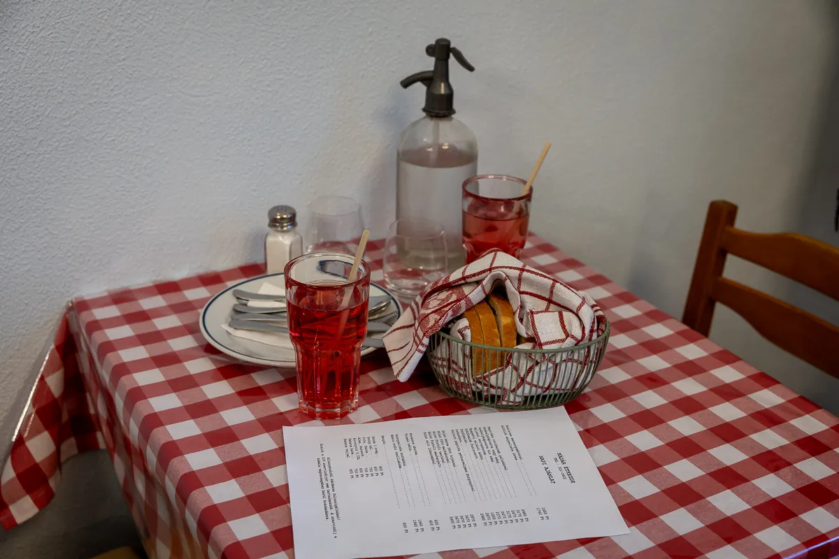 Megvan a kockás abrosz, kenyeres kosár és szódásszifon is