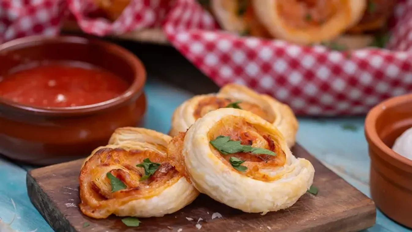 Pillanatok alatt ropogósra sül a pizzás tekercs, ha van otthon leveles tészta, készítsd el!