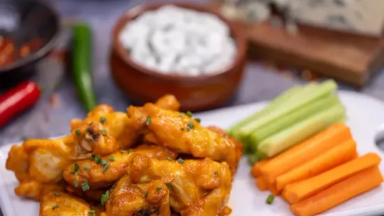 Air fryerben sül ropogósra ez a fűszeres csirkeszárny, mártogatóssal érdemes tálalni