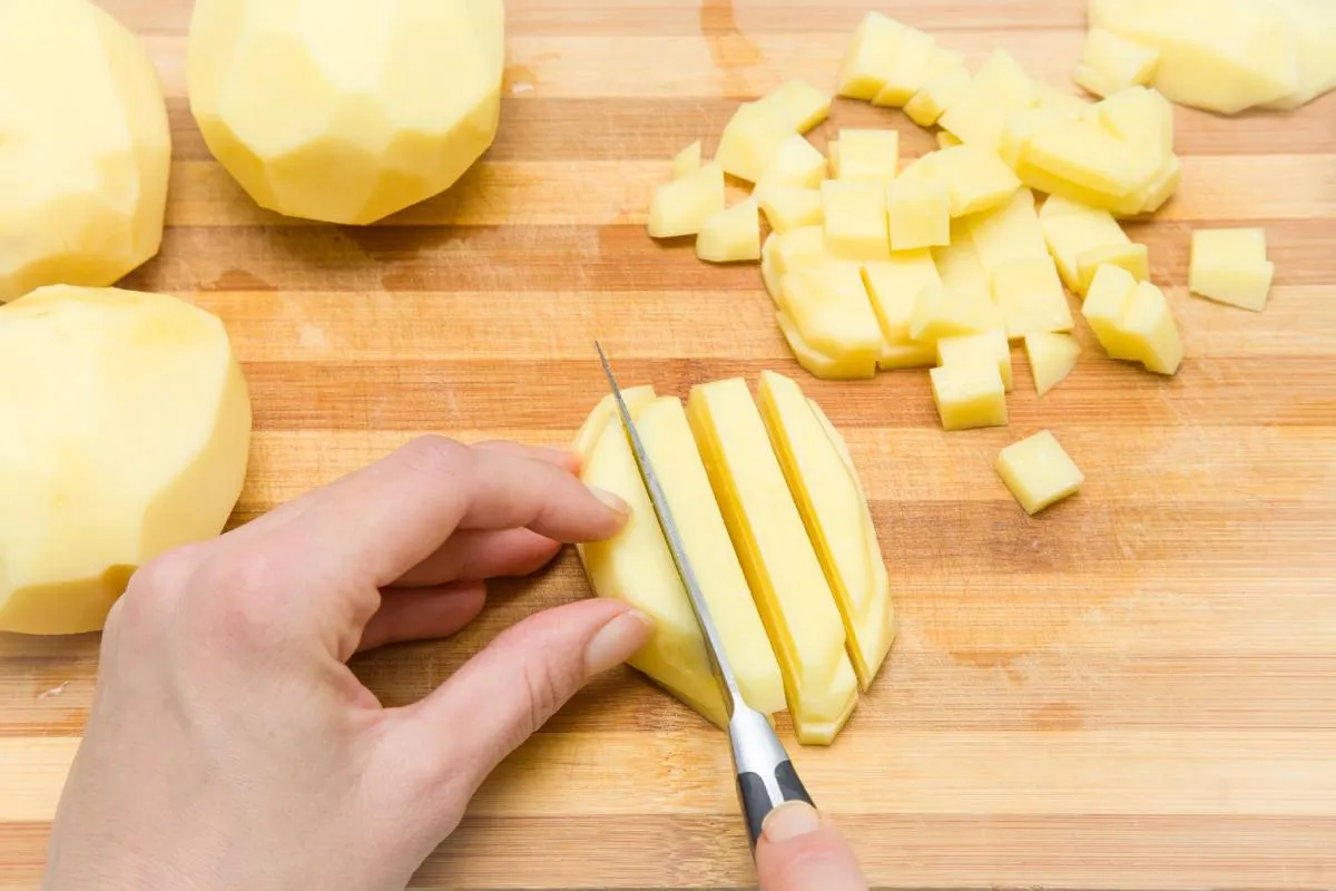 A sütésre szánt burgonya hasábokra vágva kerül a fagyasztóba