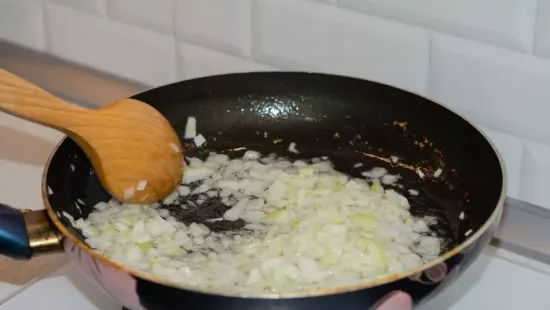 Nem lesz többé hagymaszag a konyhában – próbáld ki ezt a zseniális trükköt!