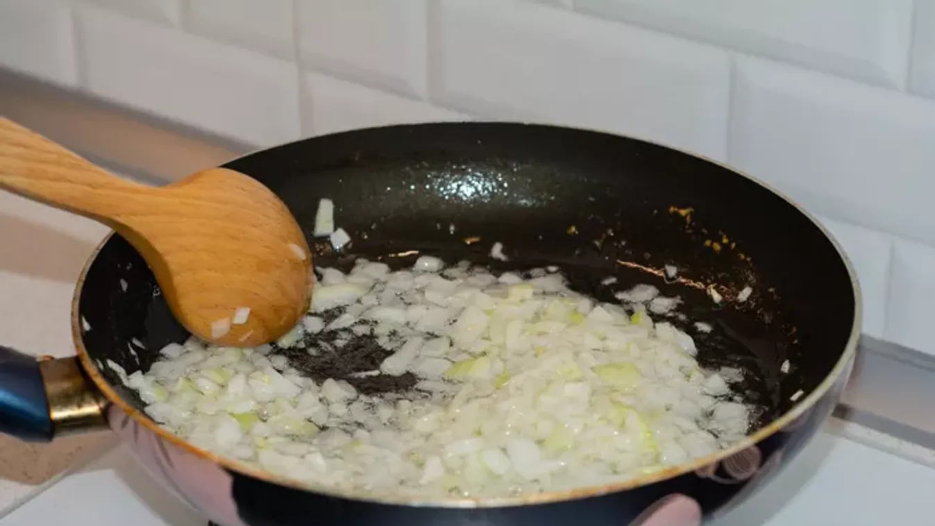 Nem lesz többé hagymaszag a konyhában – próbáld ki ezt a zseniális trükköt!