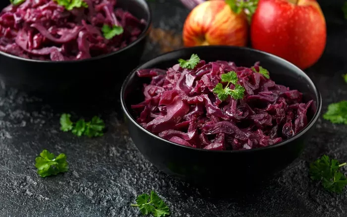 Párolt lila káposzta almával recept