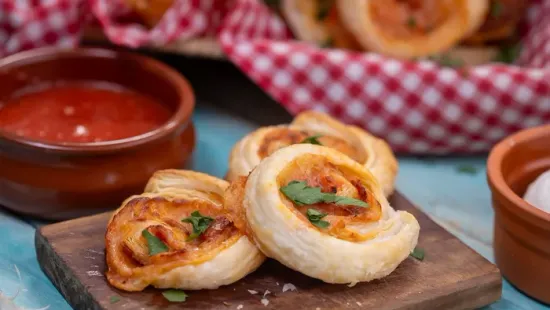 Pillanatok alatt ropogósra sül a pizzás tekercs, ha van otthon leveles tészta, készítsd el!