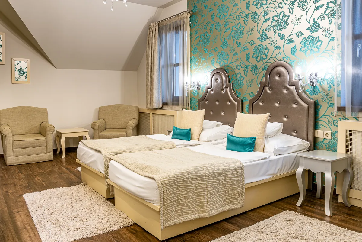 A vendégek kényelmét síkképernyős TV, minibár, légkondicionálás és saját fürdőszoba szolgálja