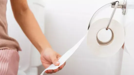 Ártalmatlannak tűnik, pedig komoly gondot okozhat, ha így ülsz a vécén