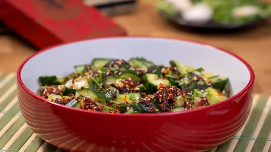 Kés helyett sodrófával készül a kínai uborkasaláta, amire chiliolaj is kerülhet a végén