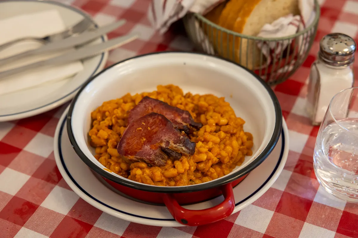 Többféle feltéttel kérhető a sólet, főtt tojással vagy akár füstölt marhanyelvvel is
