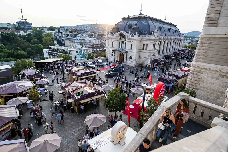 Szeptember közepén a Budavári Palotanegyedbe ismét különleges hangulatot varázsolt az ősz egyik legjobban várt eseménye, a Budapest Borfesztivál