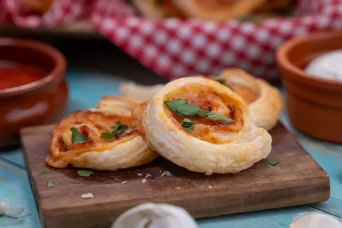 Pizzás tekercs leveles tésztából recept