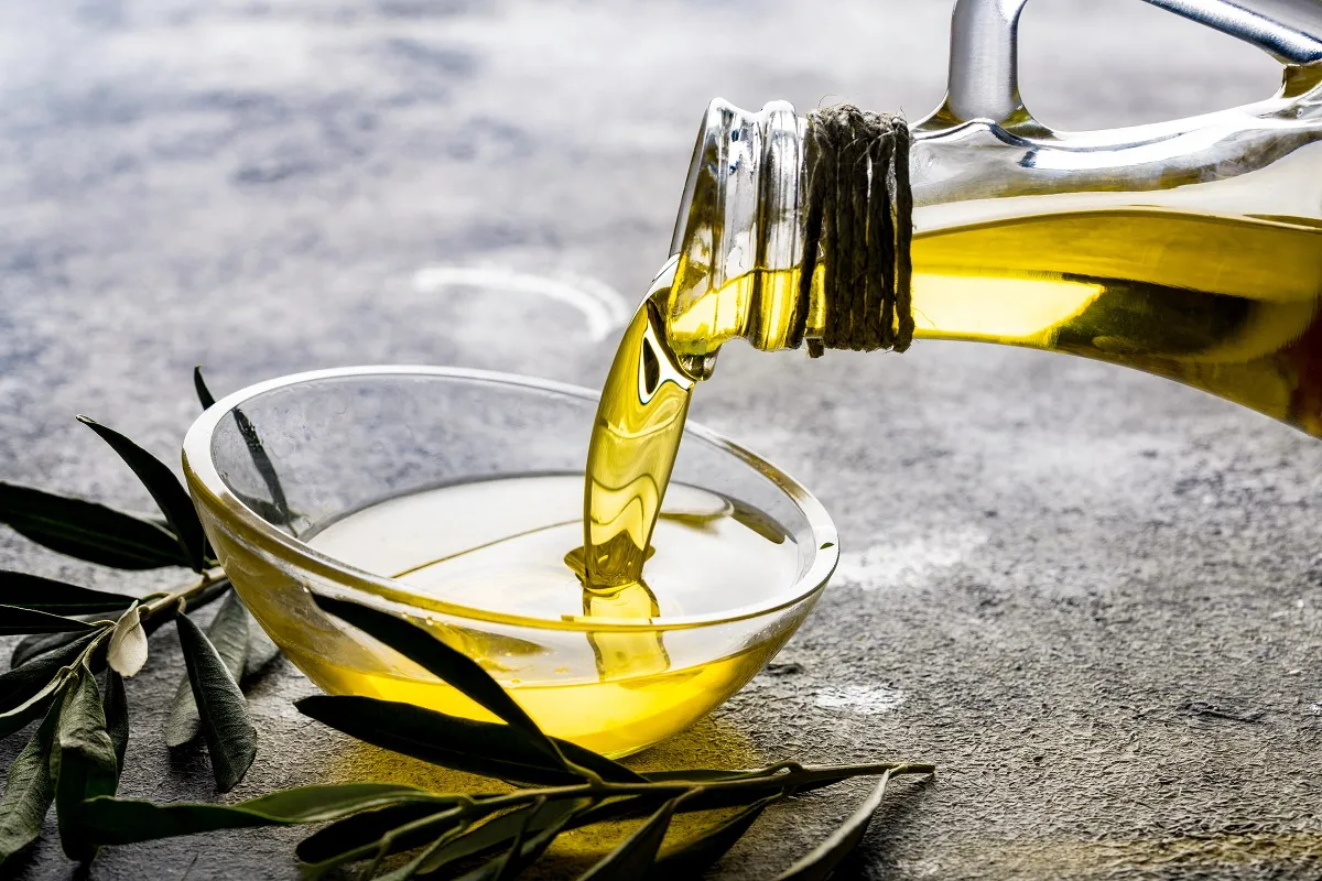 Organic,Olive,Oil,In,A,Jug,On,Vintage,Background