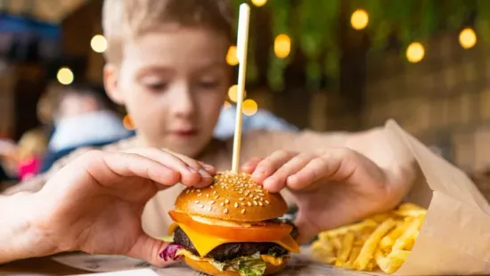 Nem vicc: a gyerekmenü lett a legújabb divat a felnőttek körében