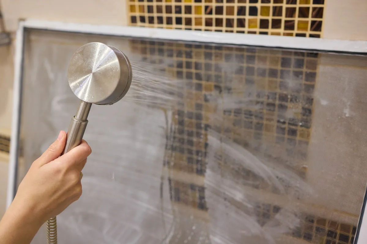 A szúnyogháló tisztítása egyszerű, nem szabad megfeledkezni róla