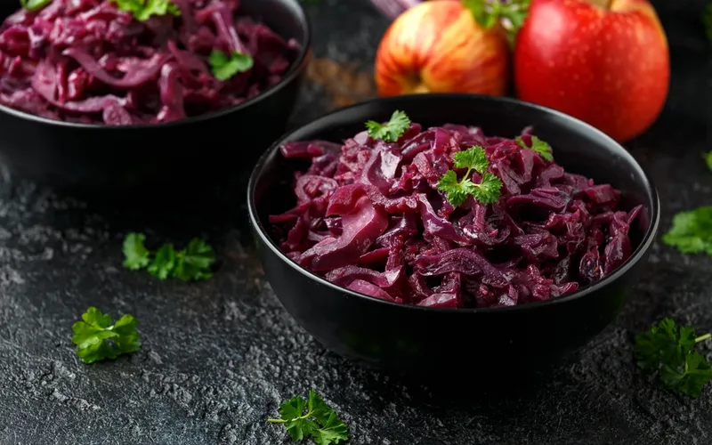 Párolt lila káposzta almával