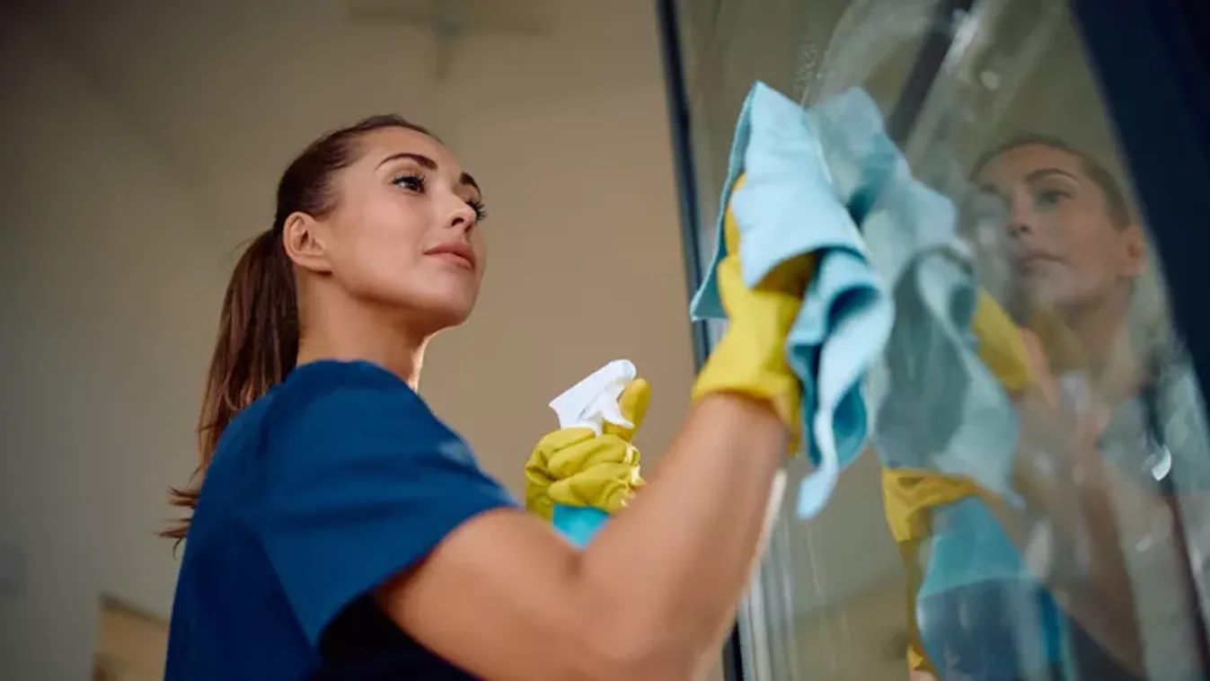 Így lesz ragyogó az ablakod: ez a szállodai szobaasszonyok titka
