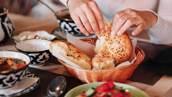 Lehet, hogy eddig te is rosszul etted a kenyeret: a szakértő szerint ez a helyes mód