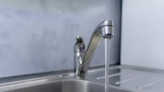 Óva intenek a szakértők: ebben az időpontban semmiképp se igyál a csapból!