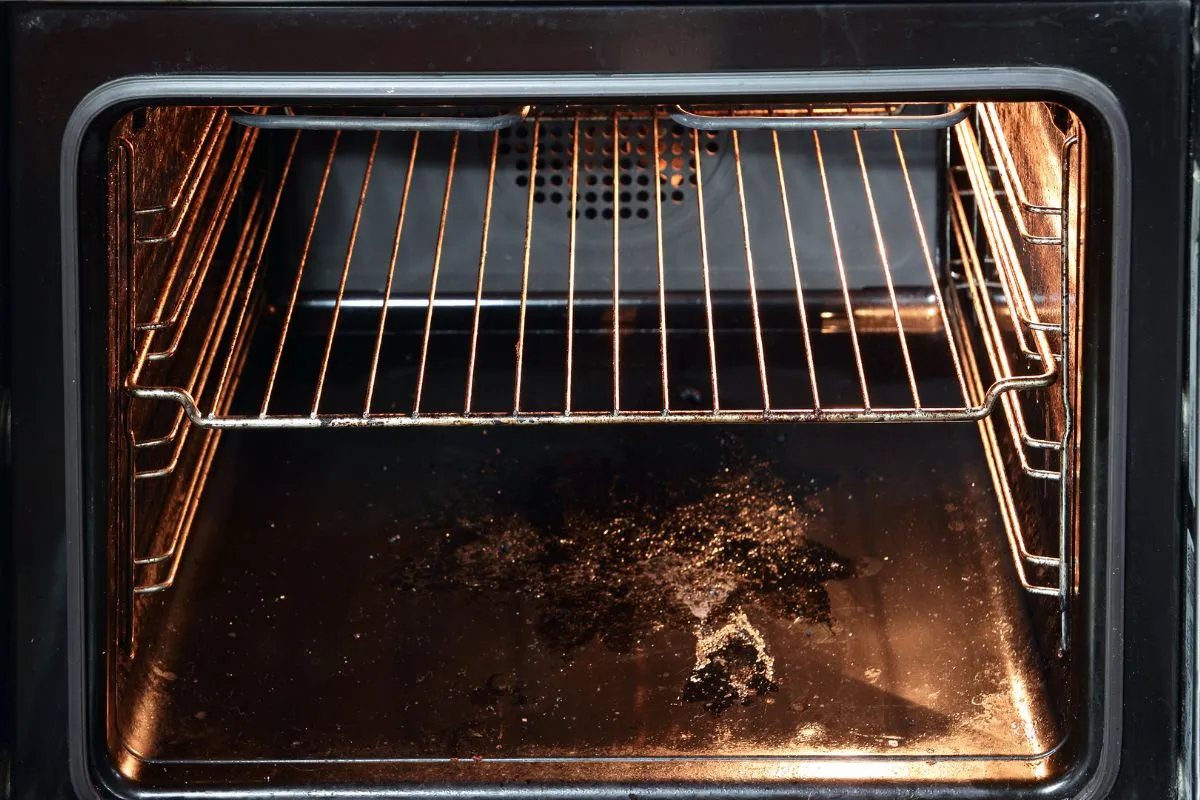 A sütő tisztítása zsíroldó nélkül is megoldható