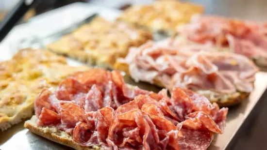 Toszkán laposkenyérből készül az ebédnek is bőséges szendvics a Lio Schiacciatában