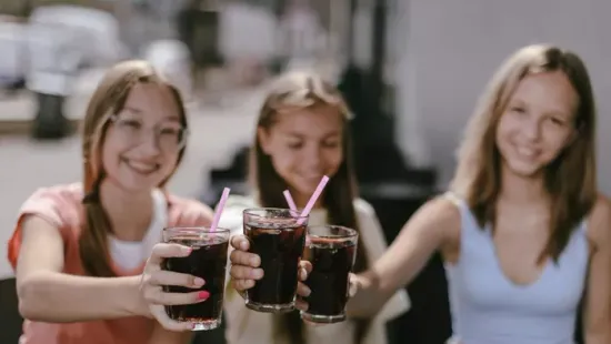 Döbbenetes, mennyi időt vesz el az életedből, ha rendszeresen iszol kólát