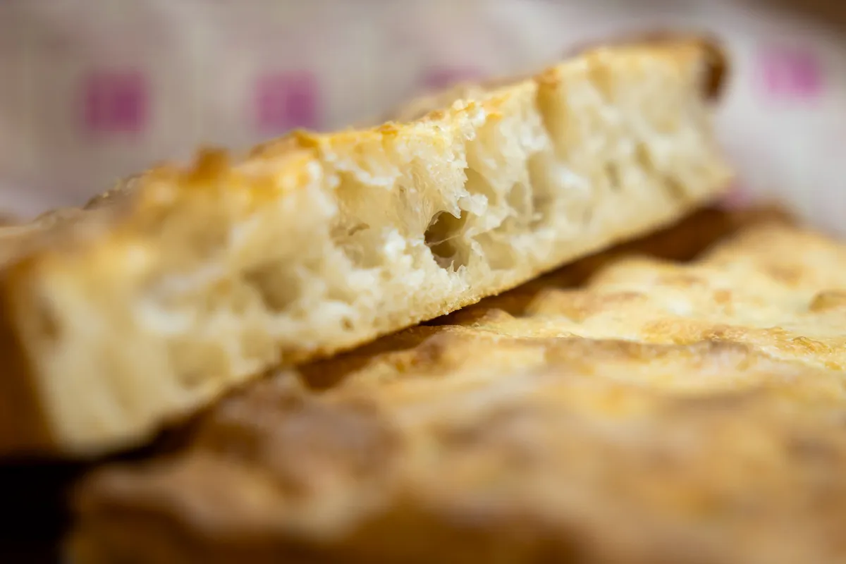 A schiacciata egy belül légiesen puha, kívül ropogósra sült kelt tészta