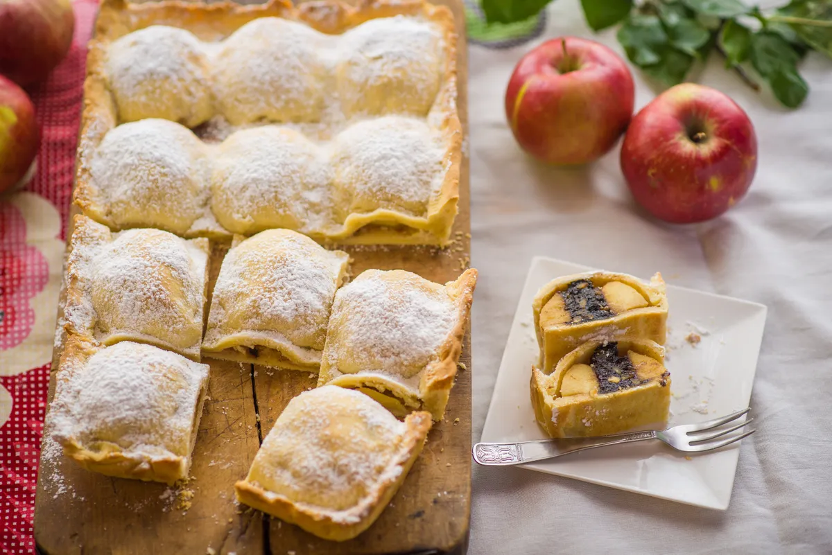 A buborékos almatorta dióval és szilvalekvárral töltve tökéletes őszi desszert