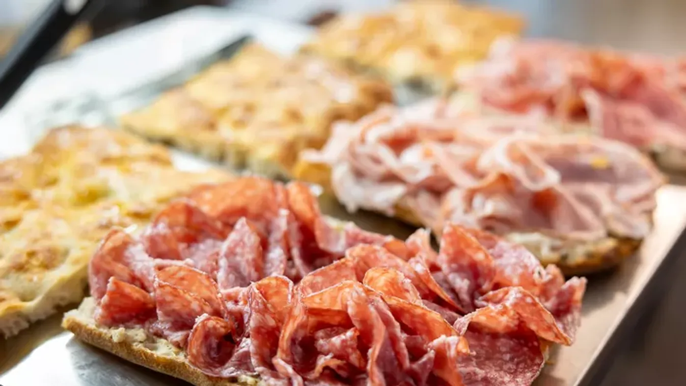 Toszkán laposkenyérből készül az ebédnek is bőséges szendvics a Lio Schiacciatában