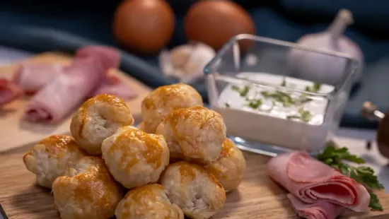 Egy tepsivel nem is lesz elég ebből a sonkás golyóból: leveles tésztából készül a finom falatka