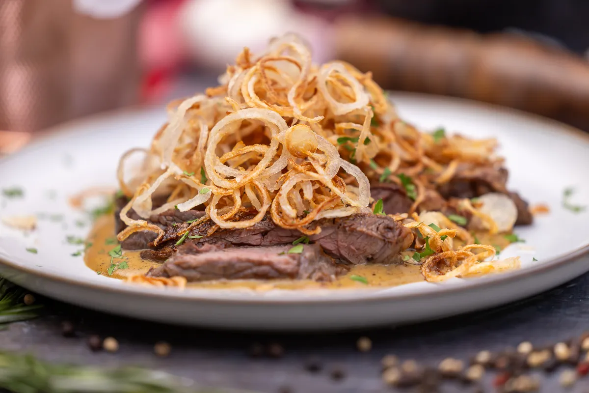 Hagymás rostélyos elkészítése: így lesz szaftos a sült hús