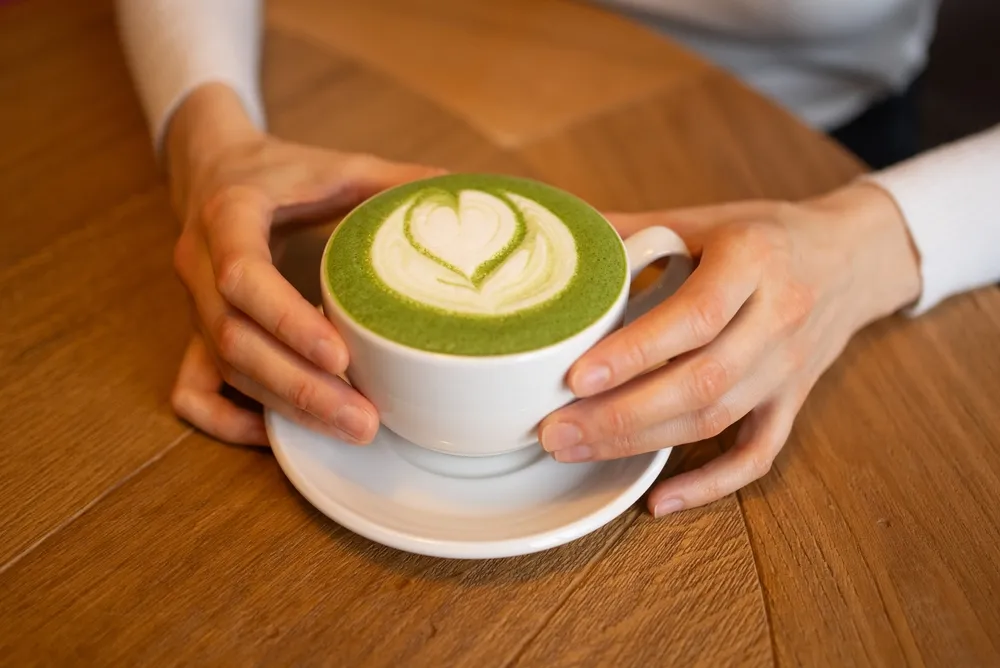 A forró matcha latte mandulatejjel hamar kedvenccé válhat, és akár a kávét is kiválthatja