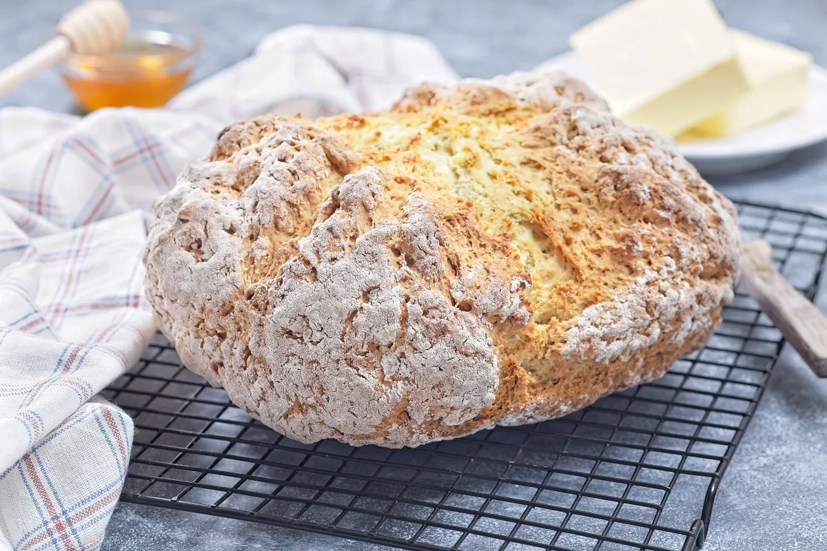 Kenyér kelesztés nélkül: a szódabikarbónás kenyér egyszerű és gyors, belül puha, a héja ropogós