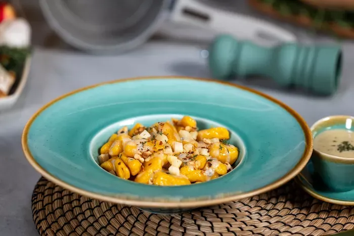 Sütőtökös gnocchi körtével, gorgonzolaszósszal és pirított dióval