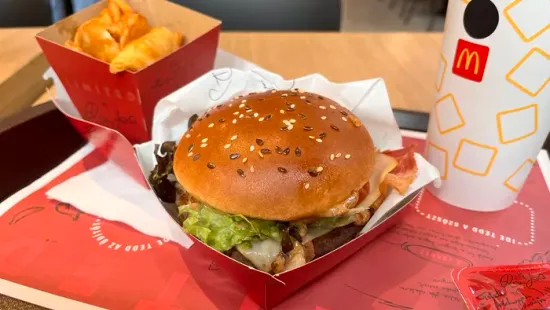 Rácz Jenő a McDonald’s-ban? Teszteltük, mit tud a sztárséf hamburgere