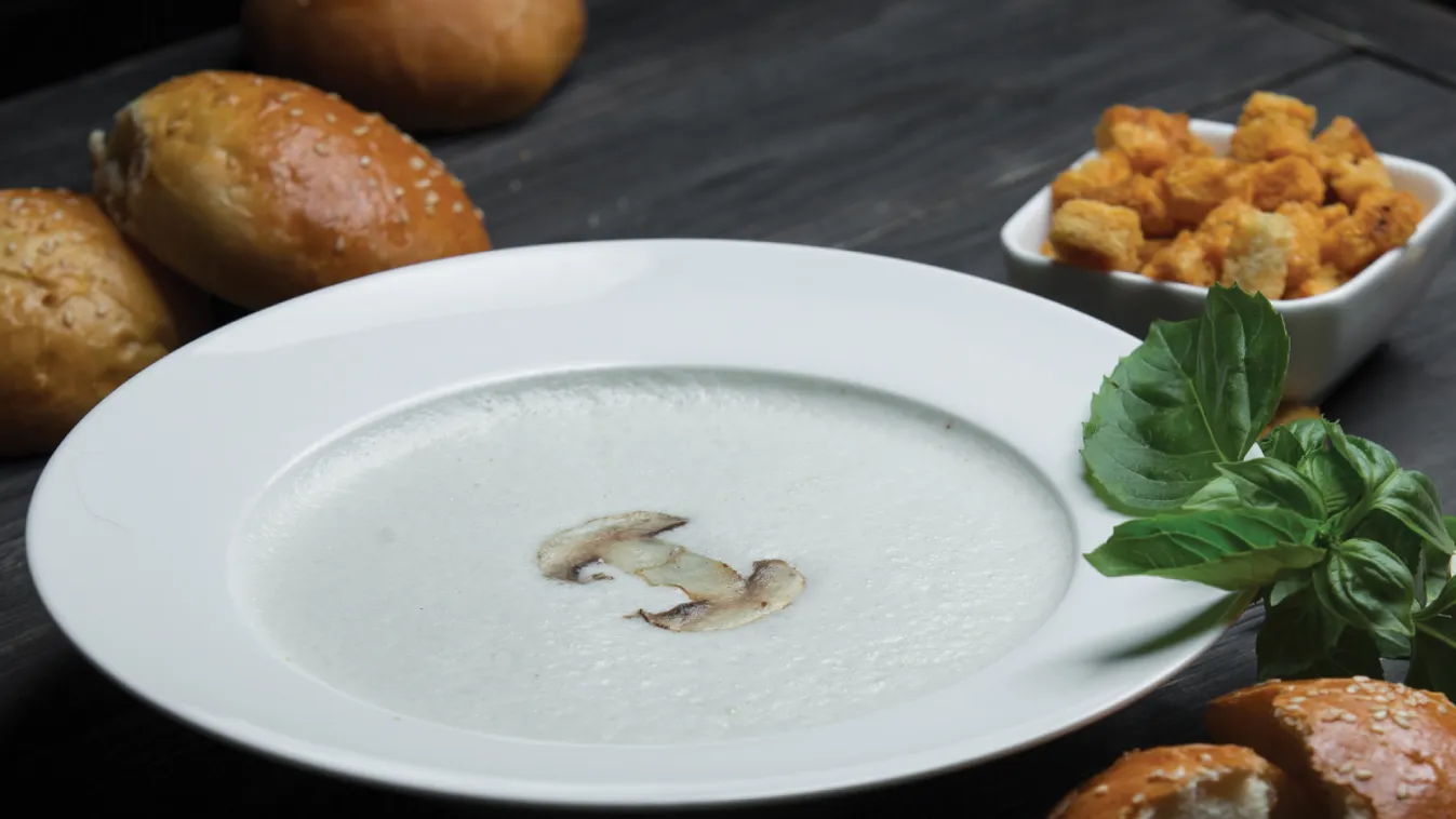 Gombakrémleves pirított kenyérkockákkal recept