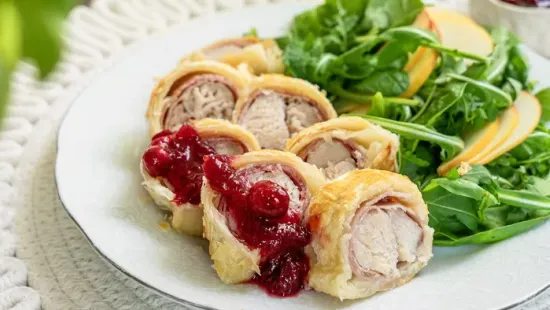 Nyúlgerinc levelestésztában, vörösboros áfonyaszósszal