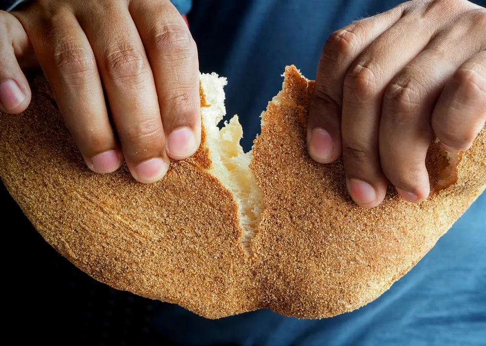 A cigány lepénykenyér törve, nem szeletelve az igazi