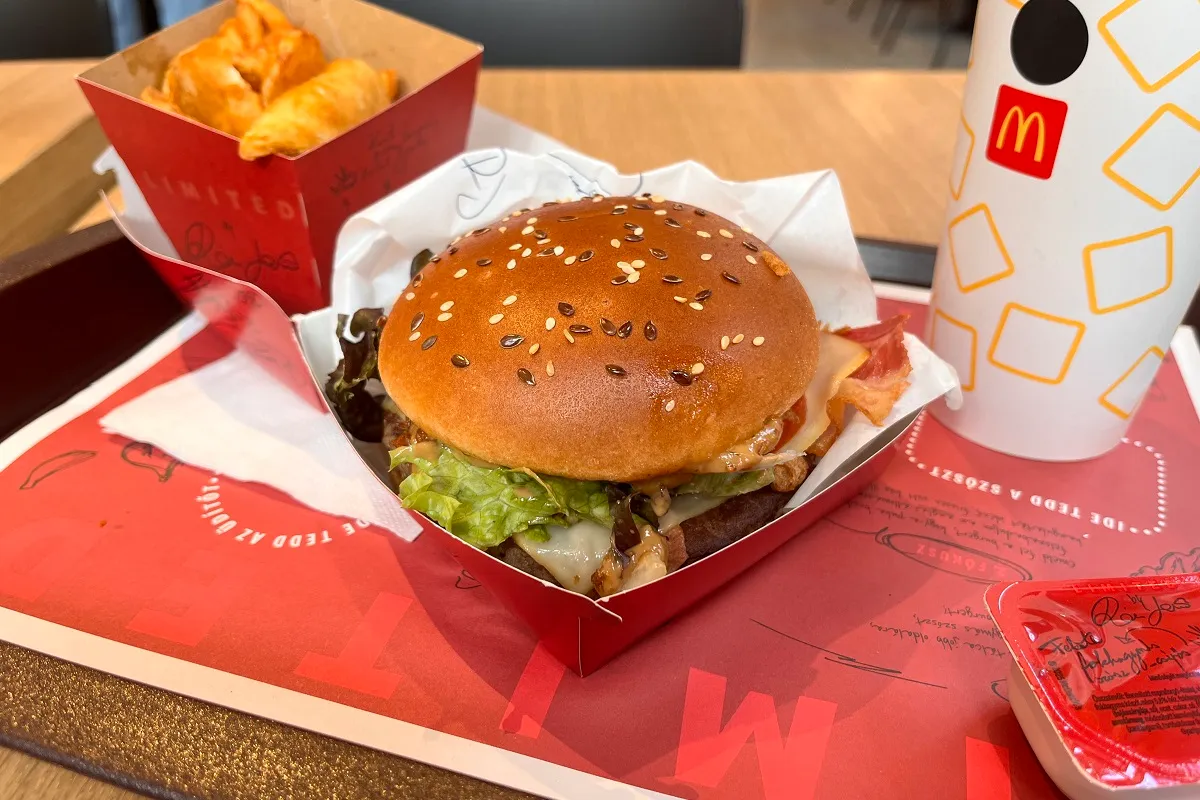 Rácz Jenő McDonald's-os burgerét és a pikáns szószt is leteszteltük
