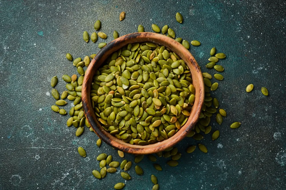 A tökmag nemcsak finom, hanem igazi természetes energialöket is, segít átvészelni a délutáni fáradtságot, stabilizálja a vércukorszintet, és még a hangulatodat is javítja