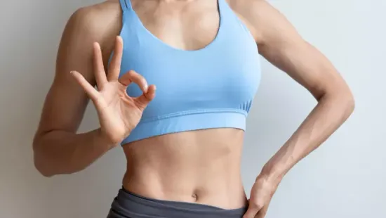 Felejtsd el a felüléseket: 3 hasizomgyakorlat, amit bárhol elvégezhetsz