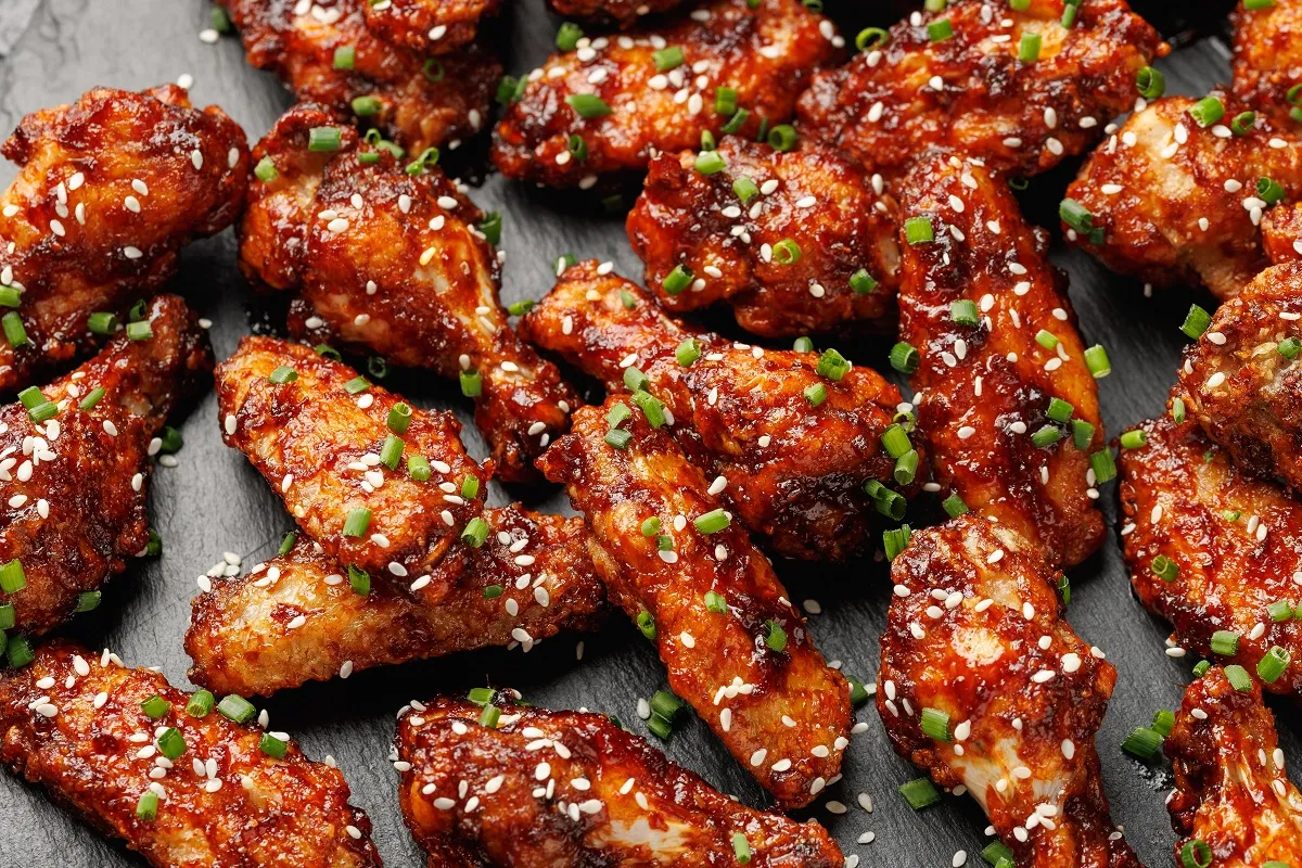 Takarékos ebédmenü egy alapanyagból: így készül sült csirkeszárny és húsleves is