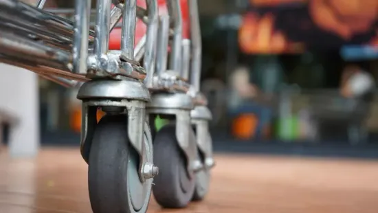 „Nem mozdul a bevásárlókocsim!” – furcsa dolog történik a Lidl parkolóiban