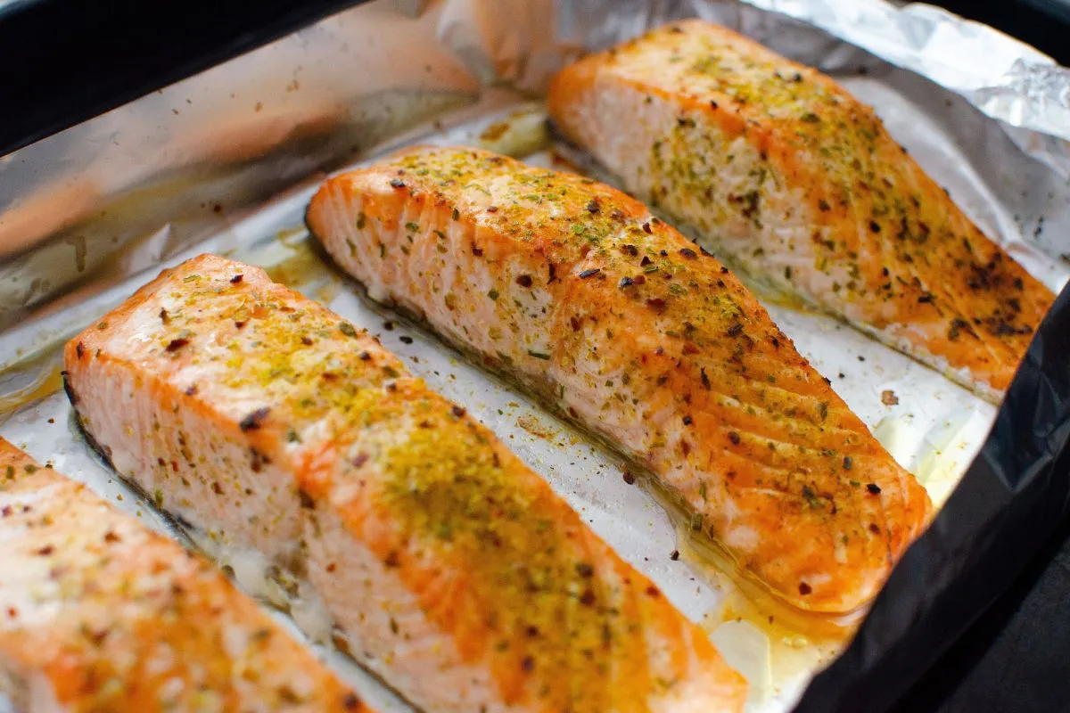 Lazac elkészítése sütőben, alufóliával bélelt tepsiben.