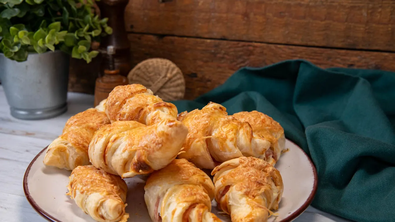 Gyors és egyszerű reggeli francia módra: így készül a sajtos-sonkás croissant leveles tésztából