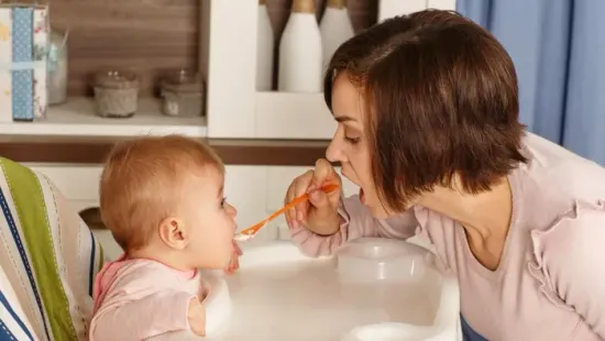 Ha ilyen bébiételt vásároltál, ne add a gyereknek – idegen anyag került a termékbe