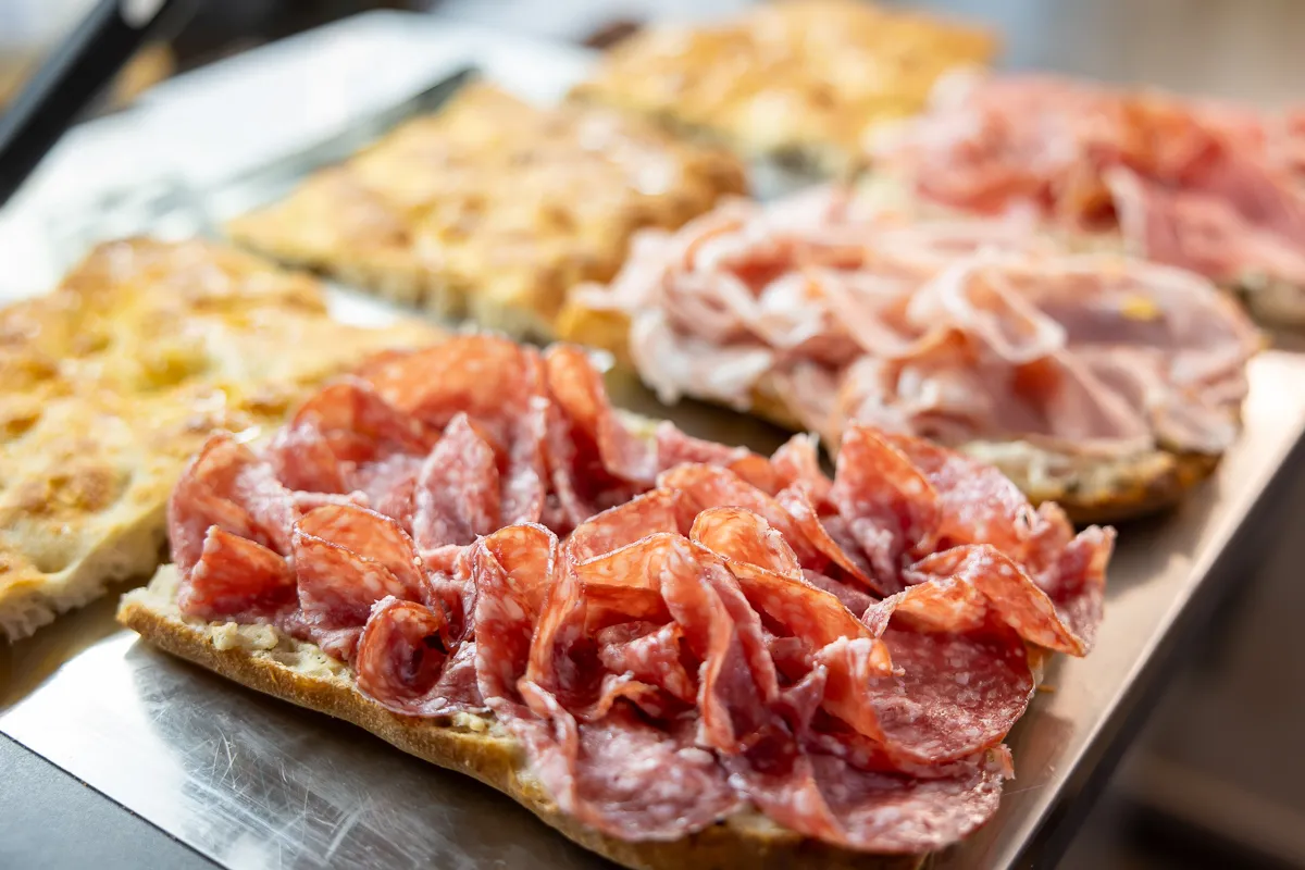 A szendvicsekre szalámi, prosciutto, mortadella és sült zöldségek is kerülnek