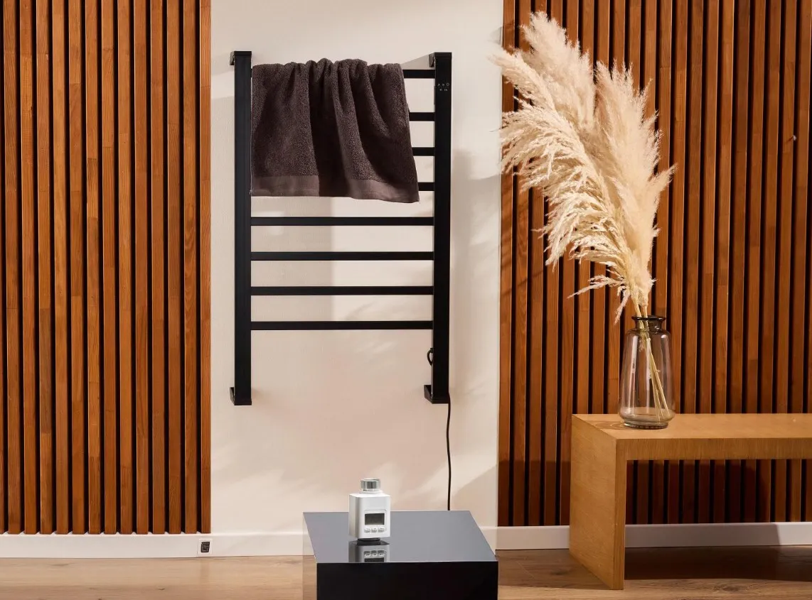 A Lidlben kapható Tronic elektromos törülközőszárító falra szerelve és állítva is használható